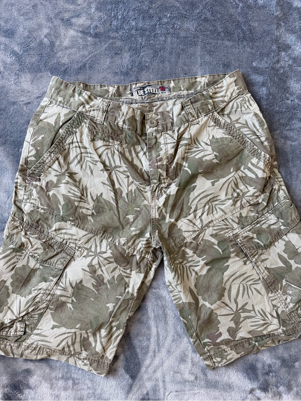 Blue Steel Men’s Tropical Floral Cargo Shorts Size 40 Khaki Green Utility.
